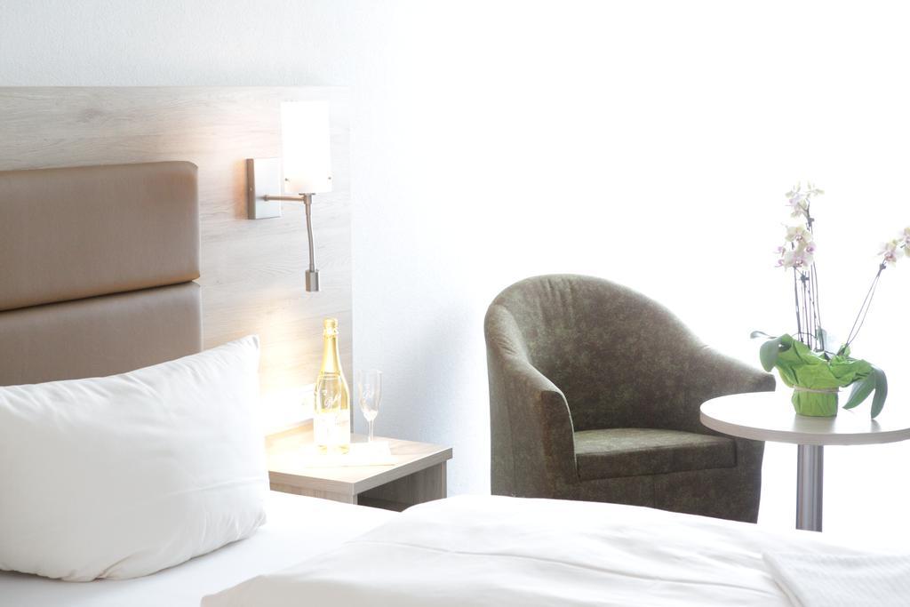 Landhotel Kueffner Pfedelbach ภายนอก รูปภาพ