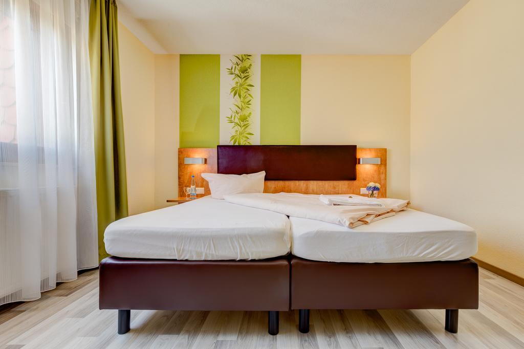 Landhotel Kueffner Pfedelbach ภายนอก รูปภาพ