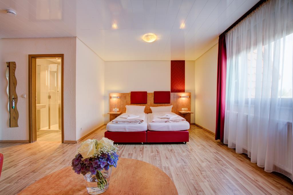 Landhotel Kueffner Pfedelbach ภายนอก รูปภาพ
